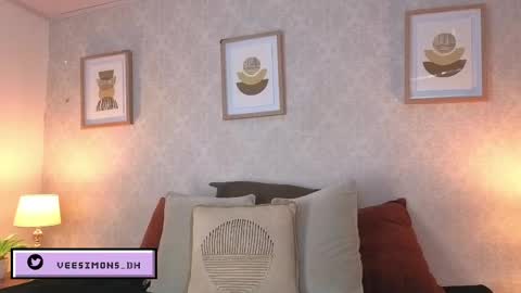 Vee Simons online show from May 8, 8:03 pm