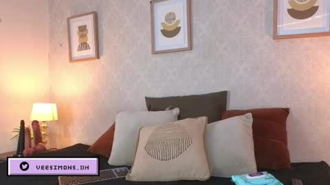 Vee Simons online show from May 11, 8:06 pm