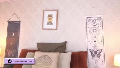 Vee Simons online show from May 22, 8:47 pm