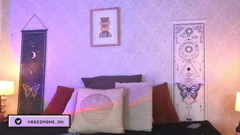 Vee Simons online show from May 25, 8:04 pm