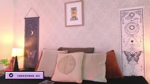 Vee Simons online show from May 30, 7:33 pm