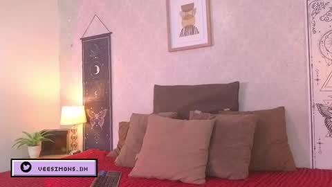 Vee Simons online show from June 3, 8:14 pm