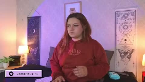 Vee Simons online show from June 4, 7:42 pm