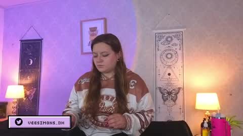Vee Simons online show from June 8, 7:36 pm