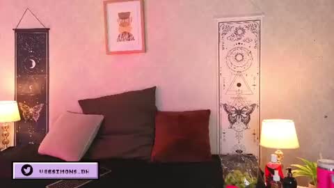 Vee Simons online show from June 27, 8:47 pm