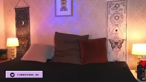 Vee Simons online show from July 4, 7:42 pm