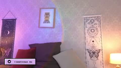 Vee Simons online show from July 7, 7:40 pm