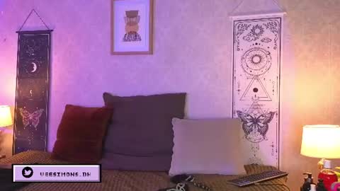 Vee Simons online show from July 8, 8:24 pm