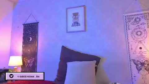 Vee Simons online show from July 10, 8:00 pm