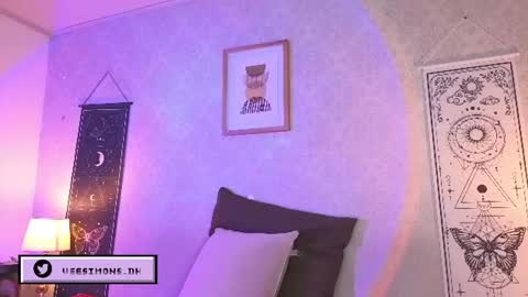 Vee Simons online show from July 15, 8:03 pm