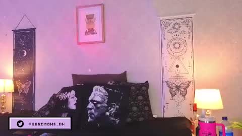 Vee Simons online show from July 17, 8:57 pm