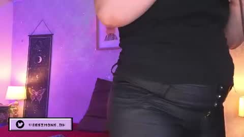 Vee Simons online show from July 21, 8:00 pm