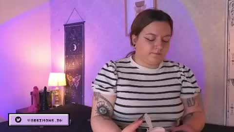 Vee Simons online show from July 23, 8:29 pm