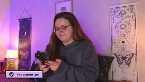 Vee Simons online show from July 25, 8:50 pm