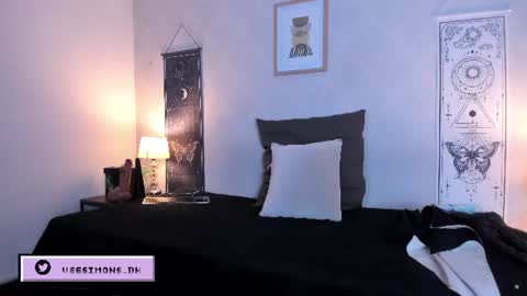 Vee Simons online show from July 28, 7:50 pm