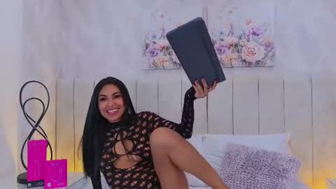 Snapshot of vega_sara chatting on July 24, 8:07 pm Mia brando online show from July 24, 8:07 pm
