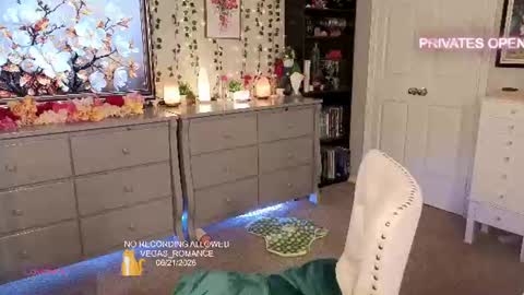 Snapshot of vegas_romance chatting on June 21, 11:51 pm vegas_romance online show from June 21, 11:51 pm