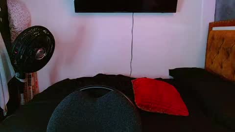 Snapshot of velk_hot1 chatting on May 6, 12:43 pm velk_hot1 online show from May 6, 12:43 pm