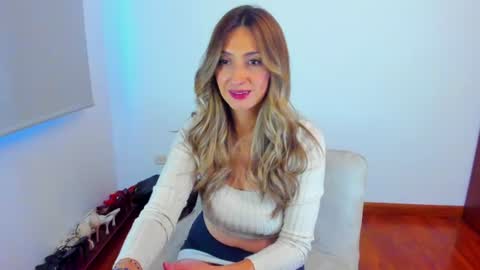 Snapshot of velourmuse chatting on July 1, 11:04 pm Sara online show from July 1, 11:04 pm