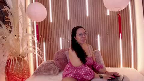 Snapshot of velvet_curly chatting on April 18, 12:31 pm Emma Curly online show from April 18, 12:31 pm