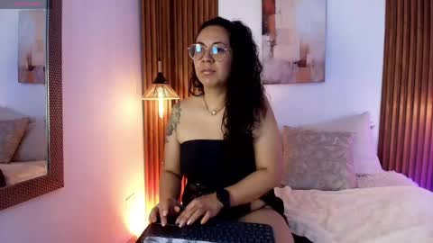 Snapshot of velvet_curly chatting on April 23, 12:29 pm Emma Curly online show from April 23, 12:29 pm