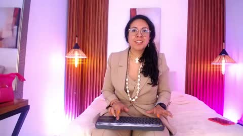 Snapshot of velvet_curly chatting on April 27, 12:14 pm Emma Curly online show from April 27, 12:14 pm