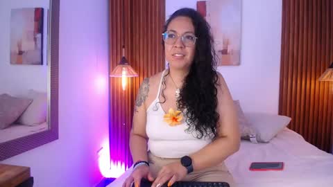 Snapshot of velvet_curly chatting on April 29, 12:31 pm Emma Curly online show from April 29, 12:31 pm