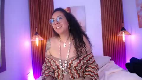 Snapshot of velvet_curly chatting on April 29, 5:30 pm Emma Curly online show from April 29, 5:30 pm