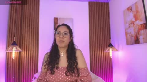 Snapshot of velvet_curly chatting on May 1, 12:21 pm Emma Curly online show from May 1, 12:21 pm
