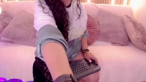 Snapshot of velvet_curly chatting on May 8, 12:32 pm Emma Curly online show from May 8, 12:32 pm