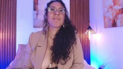 Snapshot of velvet_curly chatting on May 11, 2:45 pm Emma Curly online show from May 11, 2:45 pm
