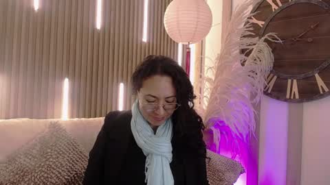 Snapshot of velvet_curly chatting on May 12, 12:35 pm Emma Curly online show from May 12, 12:35 pm