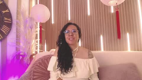 Snapshot of velvet_curly chatting on May 14, 12:23 pm Emma Curly online show from May 14, 12:23 pm