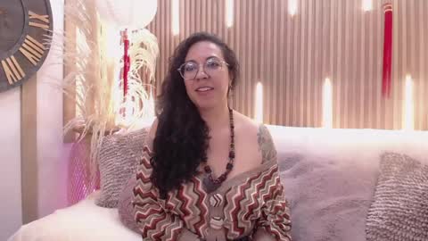 Snapshot of velvet_curly chatting on May 15, 12:45 pm Emma Curly online show from May 15, 12:45 pm