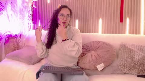 Snapshot of velvet_curly chatting on May 23, 12:20 pm Emma Curly online show from May 23, 12:20 pm