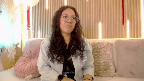 Snapshot of velvet_curly chatting on May 25, 12:55 pm Emma Curly online show from May 25, 12:55 pm