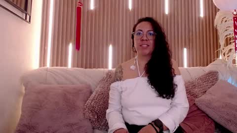 Snapshot of velvet_curly chatting on May 27, 12:24 pm Emma Curly online show from May 27, 12:24 pm