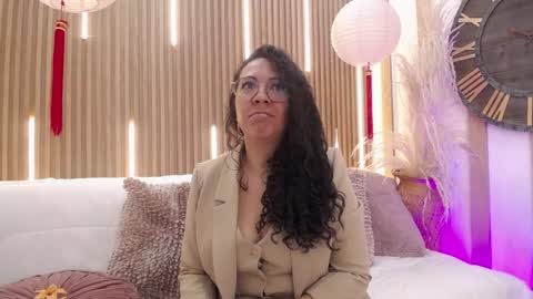 Snapshot of velvet_curly chatting on May 28, 12:35 pm Emma Curly online show from May 28, 12:35 pm