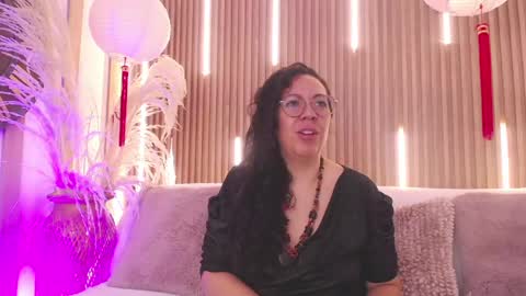 Snapshot of velvet_curly chatting on May 29, 12:14 pm Emma Curly online show from May 29, 12:14 pm