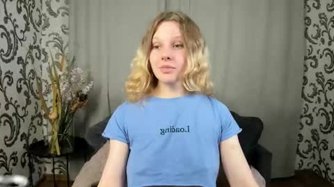 velvet_peach_ online show from November 19, 11:43 am