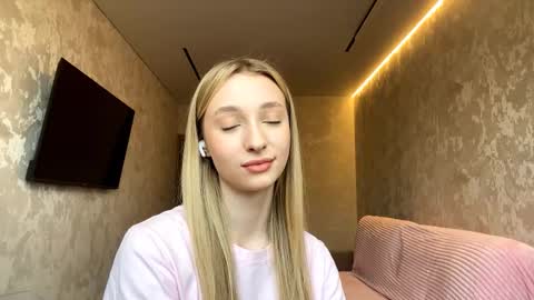 Snapshot of velvethonerkamp chatting on November 16, 7:14 am Nika online show from November 16, 7:14 am