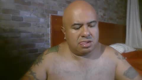Snapshot of velvetlux9 chatting on May 17, 2:20 am velvetlux9 online show from May 17, 2:20 am