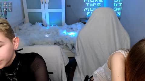 CLEOshort hair  TIna long hair  online show from January 2, 1:51 pm