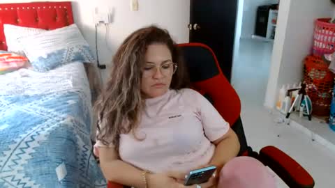 Snapshot of venecasexy44 chatting on July 28, 8:01 pm venecasexy44 online show from July 28, 8:01 pm
