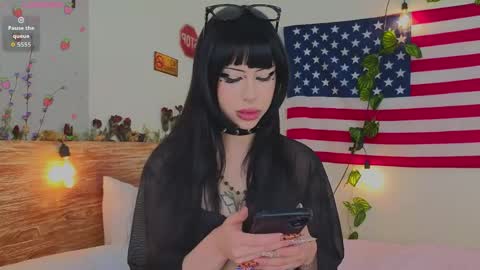 Snapshot of venomeowww_ chatting on April 13, 3:01 am Vivian online show from April 13, 3:01 am