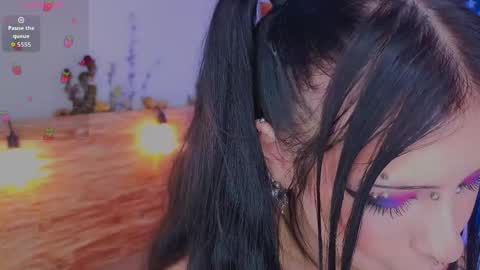 Snapshot of venomeowww_ chatting on May 11, 2:45 pm Vivian online show from May 11, 2:45 pm
