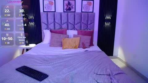 Snapshot of venus_999_ chatting on June 18, 9:52 pm venus_999_ online show from June 18, 9:52 pm
