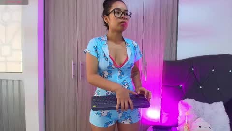 Snapshot of venus_hexxx chatting on May 8, 11:26 am venus_hexxx online show from May 8, 11:26 am