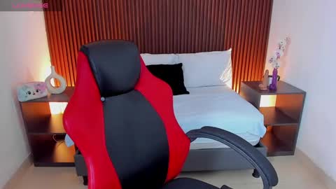 Snapshot of venuz_lee chatting on December 14, 1:05 pm Nice to greet you my name is Vanessa online show from December 14, 1:05 pm