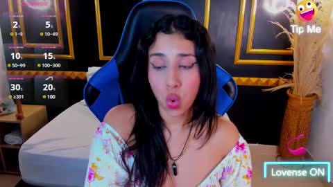 Snapshot of venuz_lee chatting on February 17, 1:10 pm Nice to greet you my name is Vanessa online show from February 17, 1:10 pm